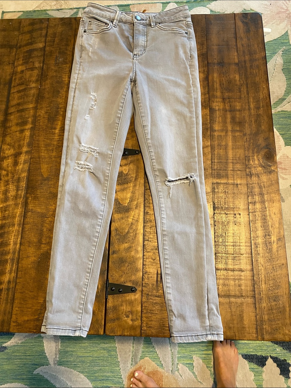Skinny Distressed Women's Jeans in Light Gray